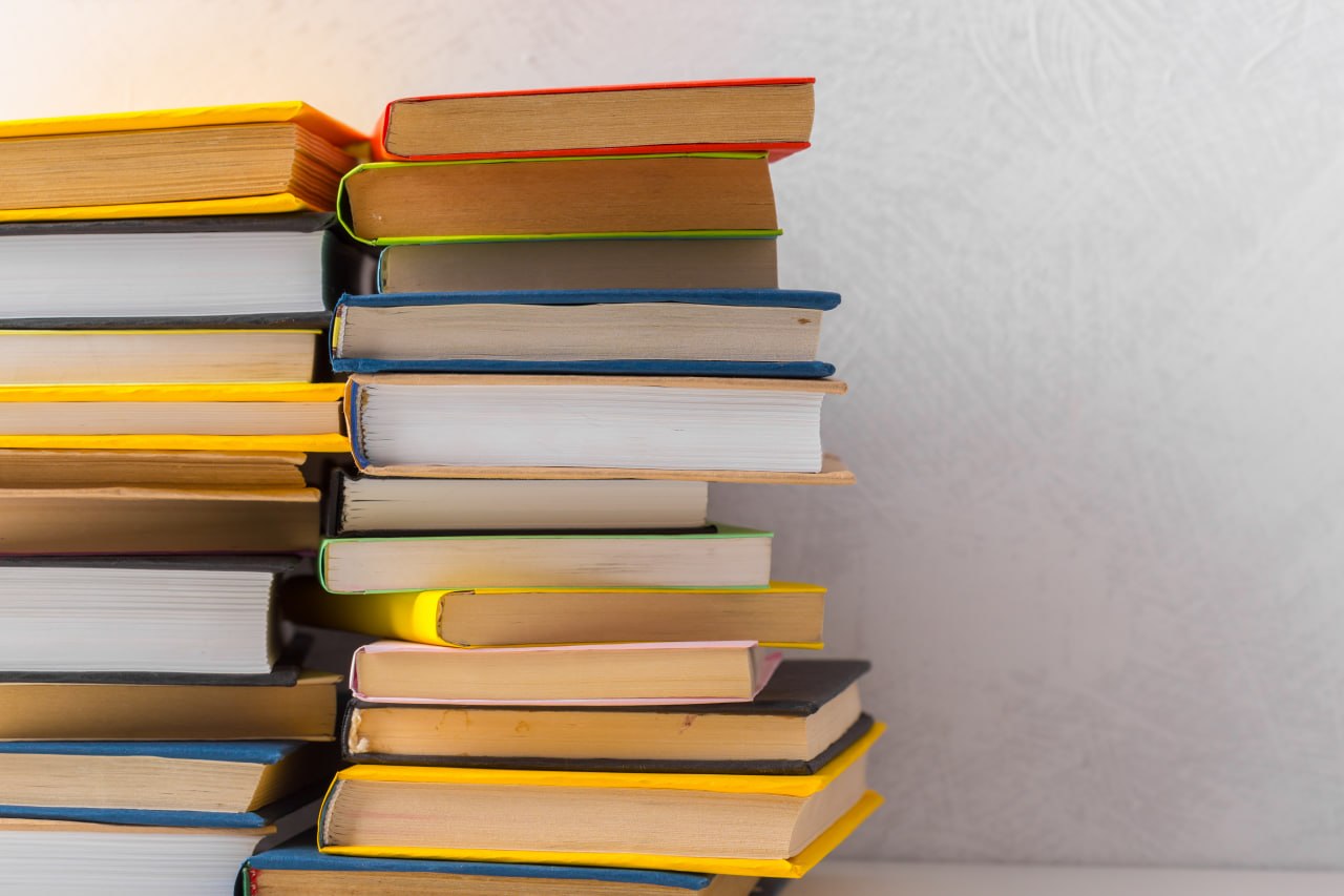 Книжкове піратство як тіньовий ринок: чому Україна знову говорить про Sky Print, фейкові ISBN і блокування сайтів