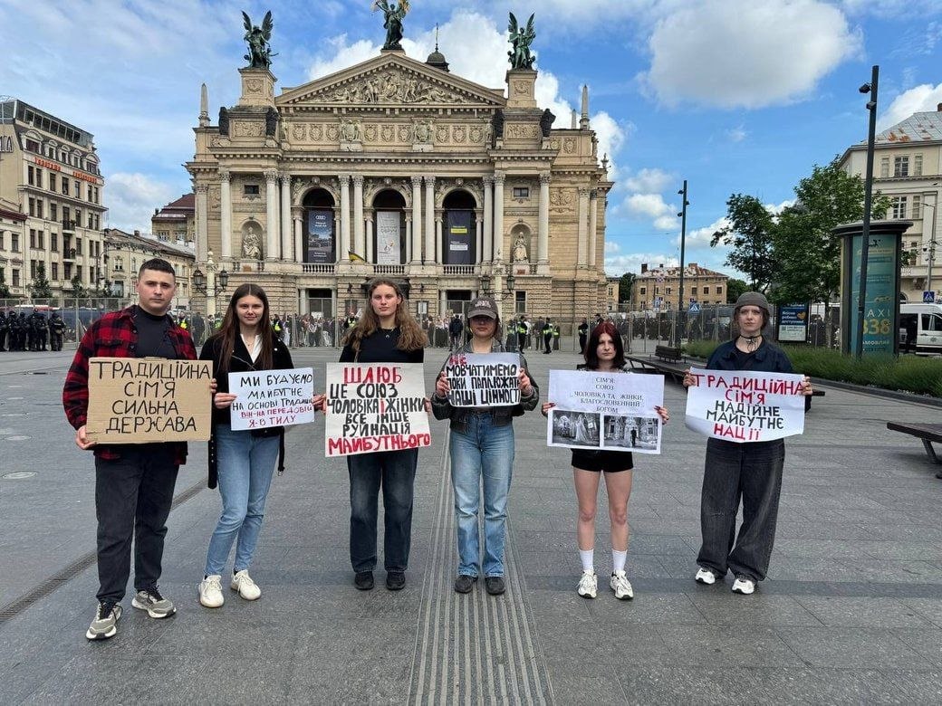 ЛьвівПрайд-2026 і мітинг за традиційну сім’ю: у центрі Львова одночасно відбулися дві акції