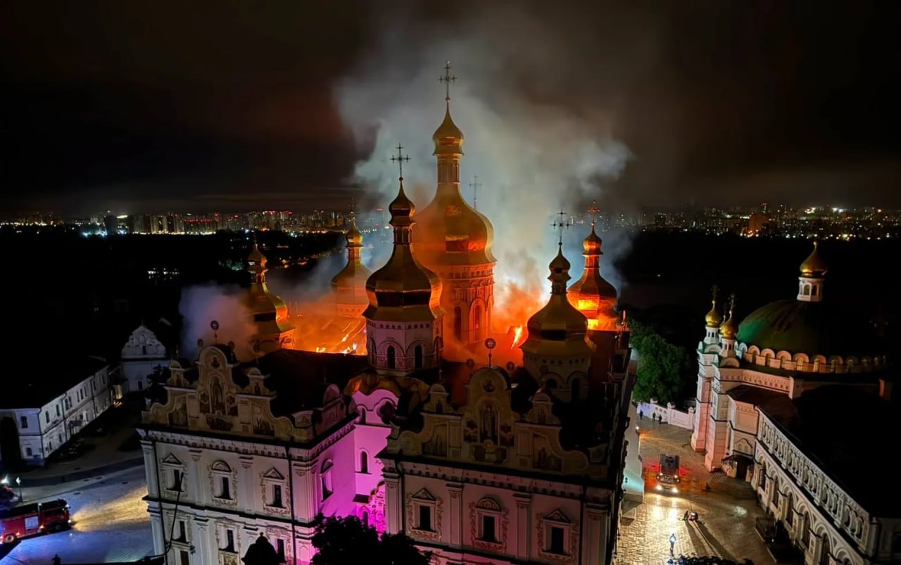 Масована атака на Київ: Росія вдарила по житлових будинках, Лаврі, «Мистецькому арсеналу» та кіностудії Довженка
