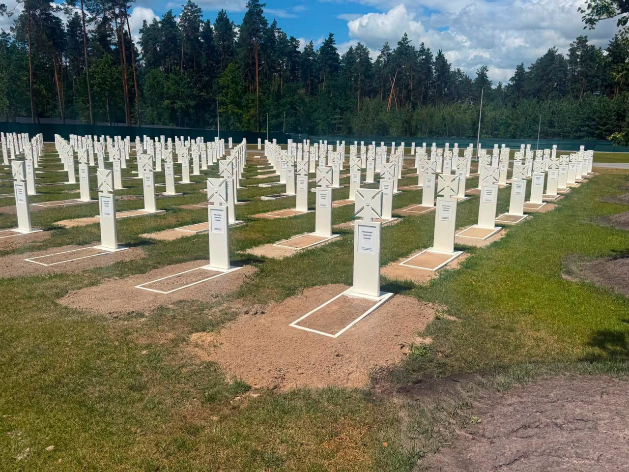 Злива оголила проблеми НВМК: на меморіальному кладовищі під Києвом утворилися провали