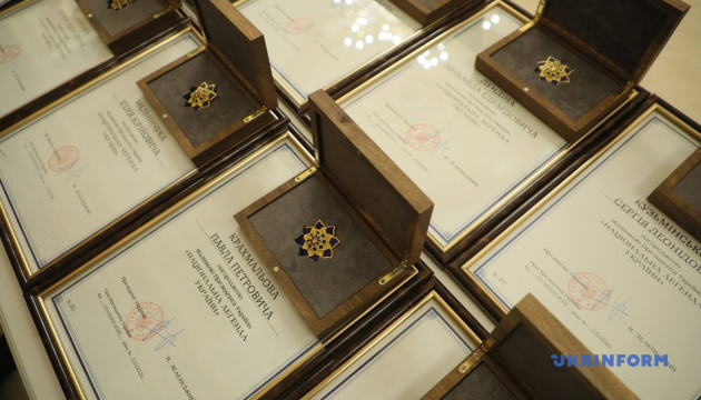 Відзнаки «Національна легенда України» у футлярах