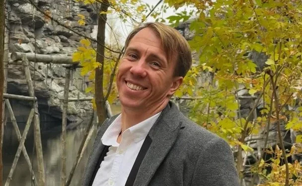 Володимир Гладкий позує перед камерою